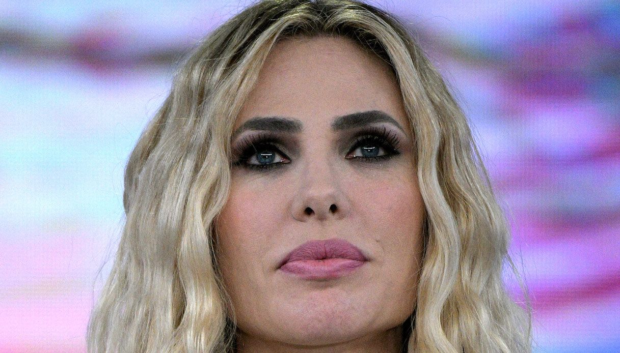 Isola dei Famosi, Mediaset prende una decisione: chi sarà al timone