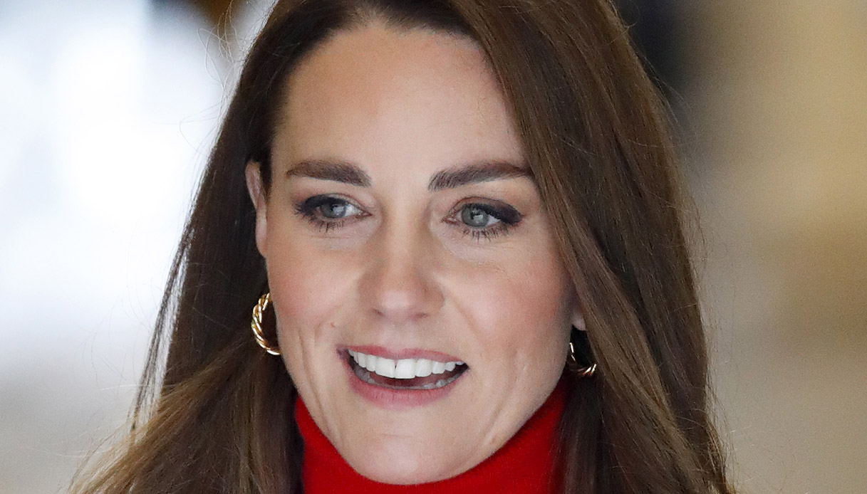 Kate Middleton, il segreto di bottoni e pieghe per esaltare il punto vita