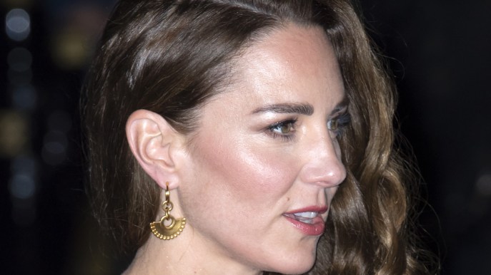 Kate Middleton sensazionale in glitter e paillettes. E stravolge il look