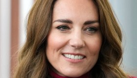 Kate Middleton, boccoli esagerati e il cappotto che è un sogno per tutte