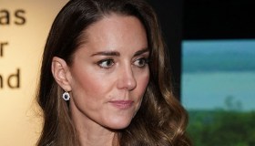 Kate Middleton militare: conquista col maxi cappotto tartan
