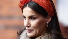 Letizia di Spagna, look gioiello con perle e diamanti. E rischia col cappello a fascia