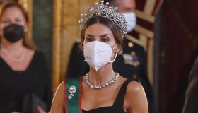 Letizia di Spagna osa con la scollatura e lascia senza fiato al gala con Mattarella