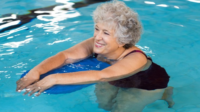 Nuoto per i nonni: come praticarlo e quanto rimanere in acqua