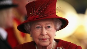 Elisabetta II, la Corona rischia il crollo: perché deve salvare il 2022