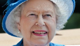 La Regina si stringe alla famiglia per il doppio battesimo a Windsor