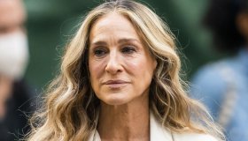 Sarah Jessica Parker: “Ho le rughe e i capelli bianchi. Devo sparire?”