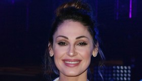 All Togheter Now, Michelle sensuale in rosso. Tatangelo osa con le trasparenze