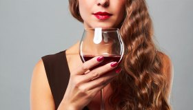 Alcol e donne: less is better, anche durante le feste. Ecco perché 