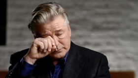 Alec Baldwin in lacrime in tv: “Non ho premuto il grilletto”