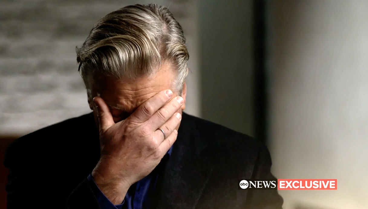 Alec Baldwin in lacrime durante la prima intervista tv
