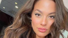 Ashley Graham normalizza le smagliature della gravidanza: “L’albero della vita”