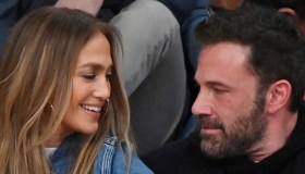 Jennifer Lopez e Ben Affleck, abbracci e sguardi da brivido a bordocampo