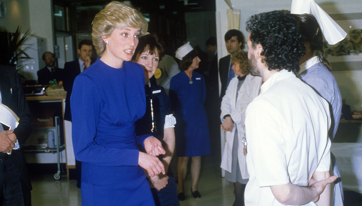 Lady Diana durante l'incontro con i pazienti malati di AIDS