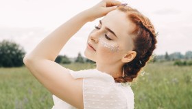 Glitter makeup: gli step e i prodotti per un beauty look total shine