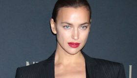 Irina Shayk ci insegna come portare il trench in pelle