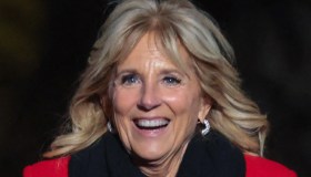 Jill Biden, abito rosso fiammante per il debutto del cucciolo Commander