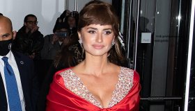 Penelope Cruz, splendida in rosso per il tributo alla sua carriera
