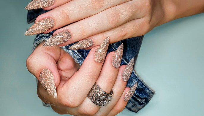 Glitter makeup: anche la manicure vuole brillare