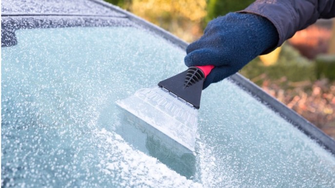 Come togliere velocemente il ghiaccio dal vetro della vostra auto