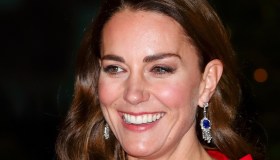 Kate Middleton suona il piano con il cappotto da 3500 euro ed è meravigliosa