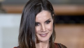 Letizia di Spagna sensazionale in bianco e nero con la blusa crossover