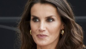 Letizia di Spagna il tailleur navy che dobbiamo avere e l’abito-kimono da favola