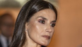 Letizia di Spagna brilla con pailletes da 2.700 euro e mostra i muscoli