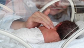 Lorenzo, il bambino super-piuma salvato dai medici del Policlinico di Milano