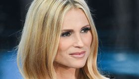 Michelle Hunziker “femme fatale” su Instagram con spacco vertiginoso: perfetta