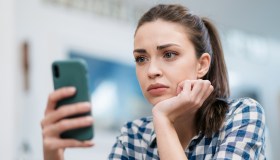 L’ansia delle spunte blu e quel “scusa se rispondo solo adesso”