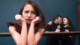 Lui mi tradisce con la sua prima ragazza