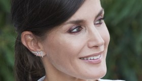 Letizia di Spagna punta sulla sobrietà: l’abito blu navy è un capolavoro d’eleganza