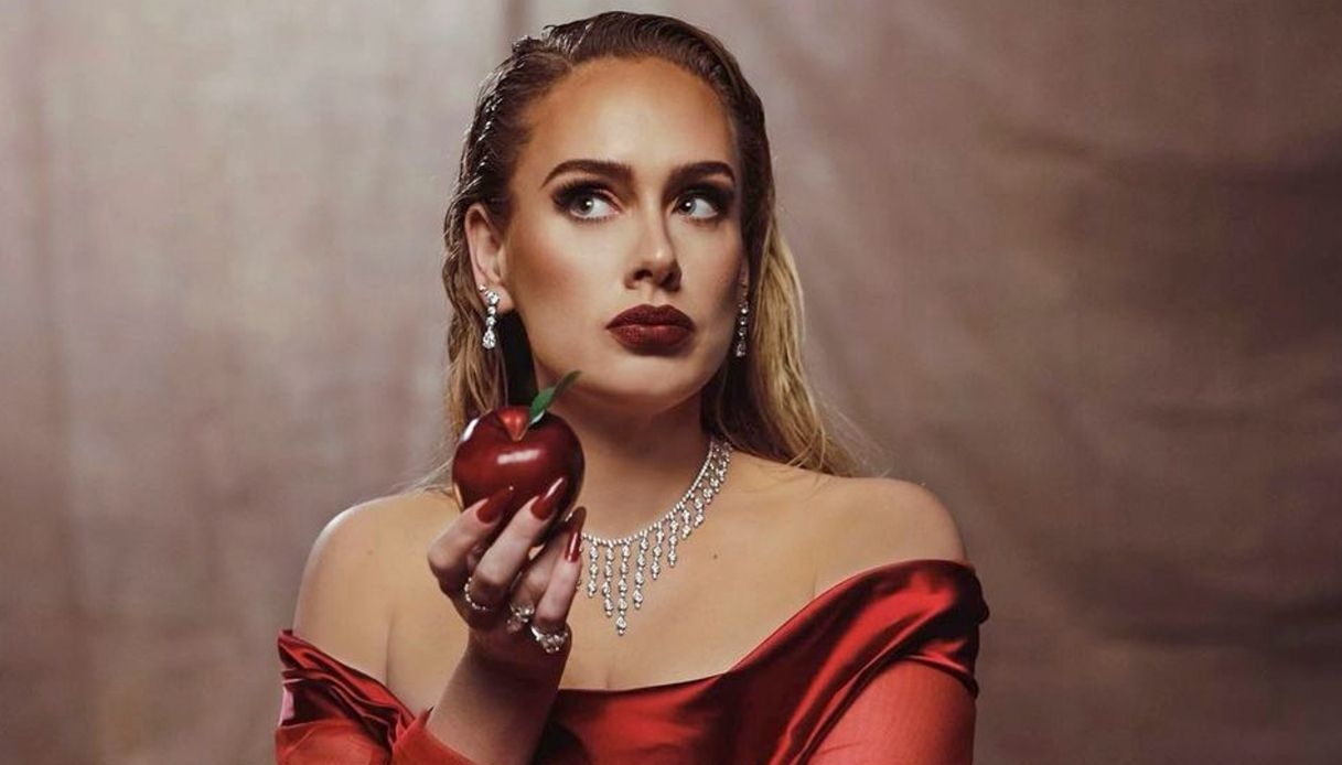 Adele, il suo look è una favola moderna: Biancaneve tentatrice