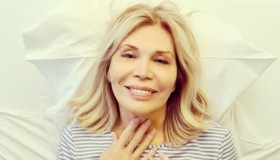 Amanda Lear operata al cuore: le sue parole su Instagram (e un sorriso di speranza)