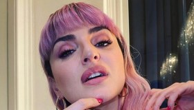 Arisa tinge il mondo (e i capelli) di rosa: un gesto dal significato profondo