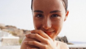 Aurora Ramazzotti baciata dal sole: il fascino della bellezza al naturale