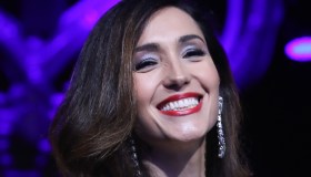 Caterina Balivo, l’abito a camicia è irrinunciabile: sensualità d’alta moda