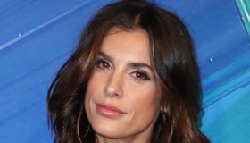 Elisabetta Canalis, la gonna in vinile è super sensuale e un must di stagione