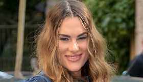 Francesca Sofia Novello riscopre il fascino della salopette (e la apre sul pancione)