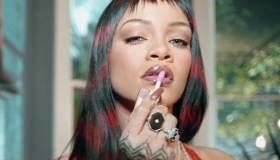 Rihanna, body rosso e calze a rete: la sua lingerie per San Valentino