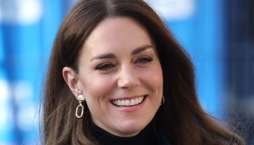 Kate Middleton è tornata: cappotto iconico e orecchini a 2,40 euro