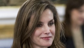 Letizia di Spagna, la giacca strizza la vita e scivola nella banalità