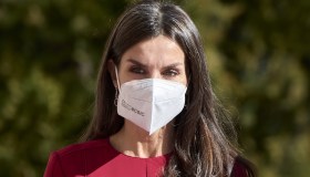 Letizia di Spagna infiamma col tubino rosso: lato B regale