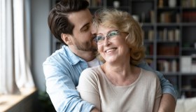 Meglio un figlio che resta a casa o uno che se ne va e si fa la sua vita?