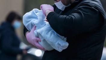 La forza della vita: neonata abbandonata a 20 gradi sotto zero si salva