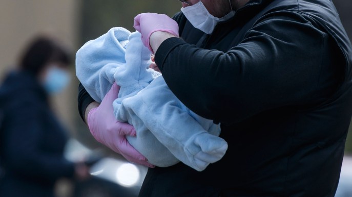 La forza della vita: neonata abbandonata a 20 gradi sotto zero si salva