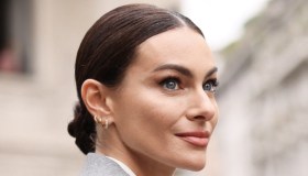 Paola Turani, la mini jumpsuit a quadretti che ci fa tornare bambine (con stile)