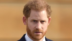 Meghan Markle e Harry sul palco insieme: ma lui abbraccia un’altra