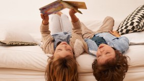 niños felices leyendo